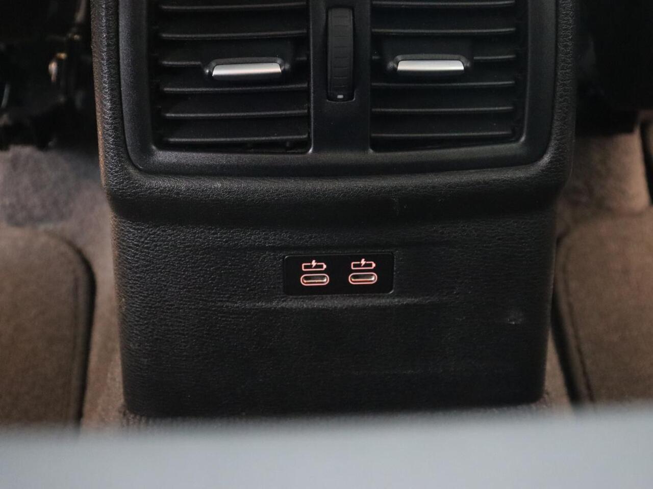 BMW X1 xDrive25e Sport Line | Stoelverwarming | Camera | Full LED | Sportstoelen | Keyless | Navigatie | Climate control | Parkeerhulp | Cruise control | DAB | Bluetooth