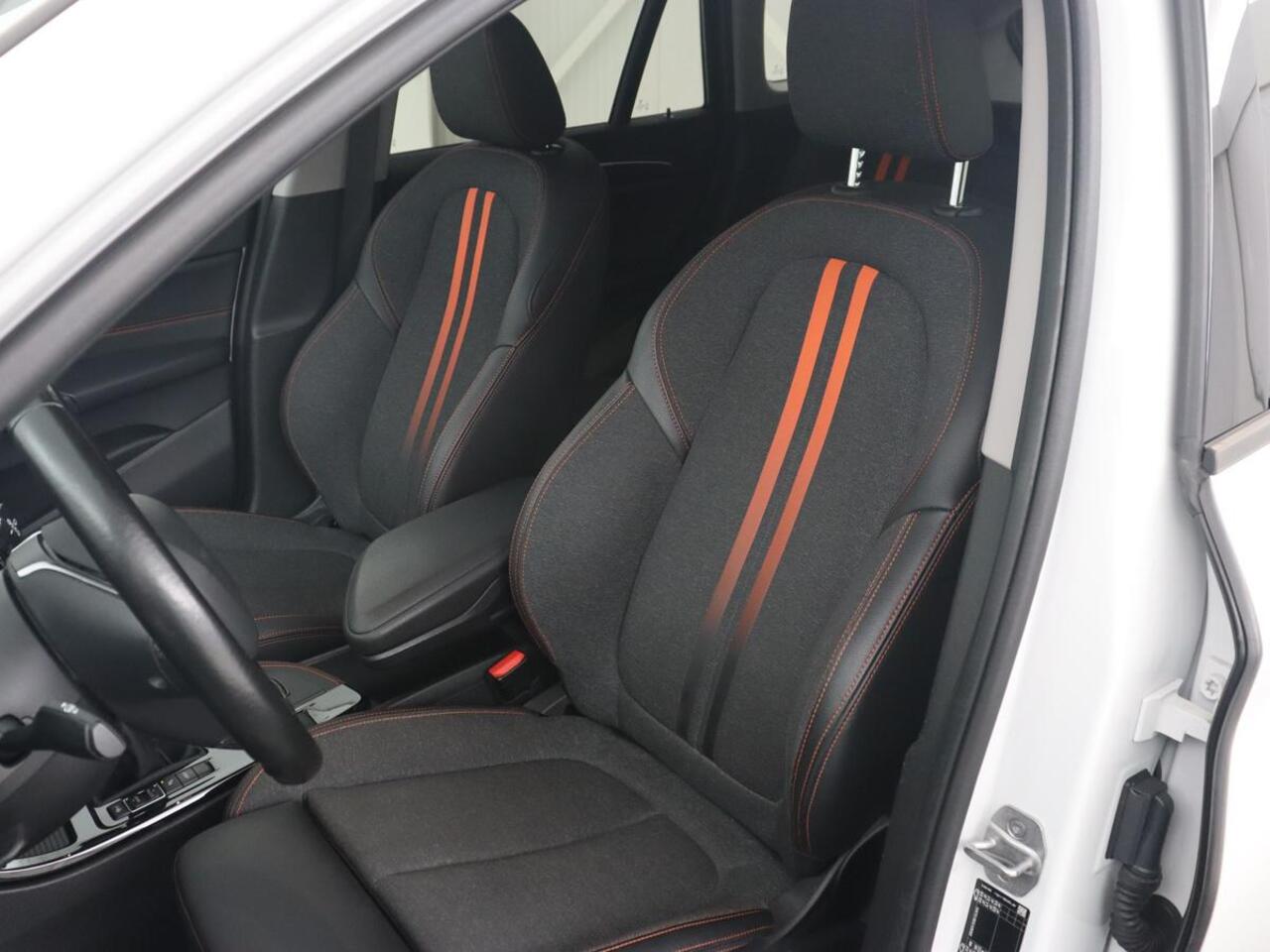 BMW X1 xDrive25e Sport Line | Stoelverwarming | Camera | Full LED | Sportstoelen | Keyless | Navigatie | Climate control | Parkeerhulp | Cruise control | DAB | Bluetooth