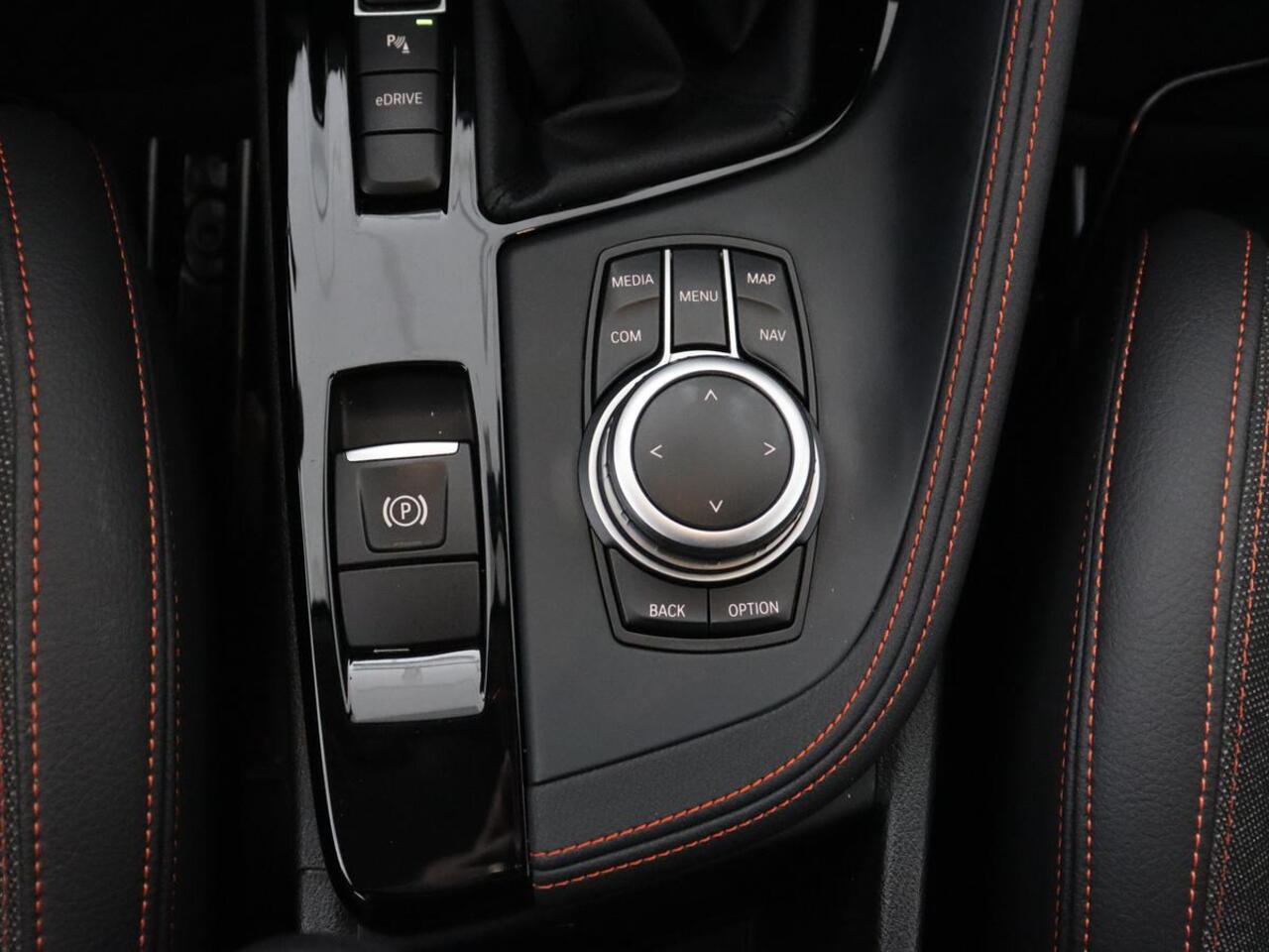 BMW X1 xDrive25e Sport Line | Stoelverwarming | Camera | Full LED | Sportstoelen | Keyless | Navigatie | Climate control | Parkeerhulp | Cruise control | DAB | Bluetooth