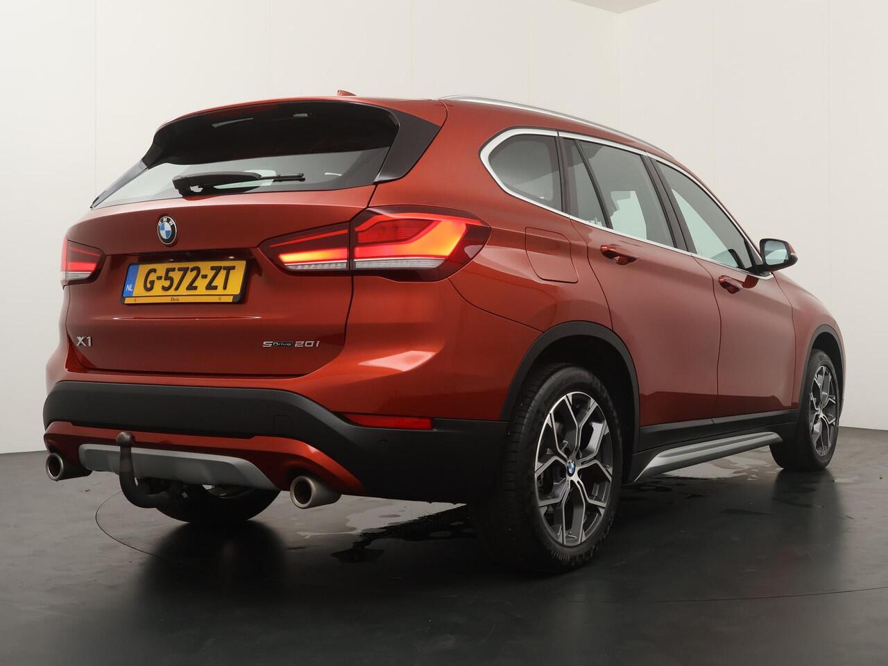 BMW X1 sDrive20i VDL Nedcar Edition | Trekhaak | Stoelverwarming | Head-up Display | Achteruitrijcamera