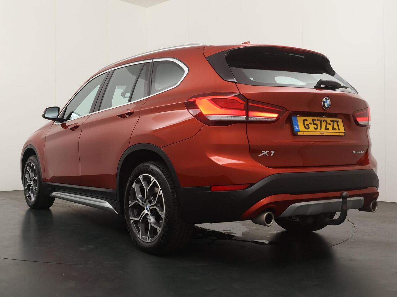 BMW X1 sDrive20i VDL Nedcar Edition | Trekhaak | Stoelverwarming | Head-up Display | Achteruitrijcamera