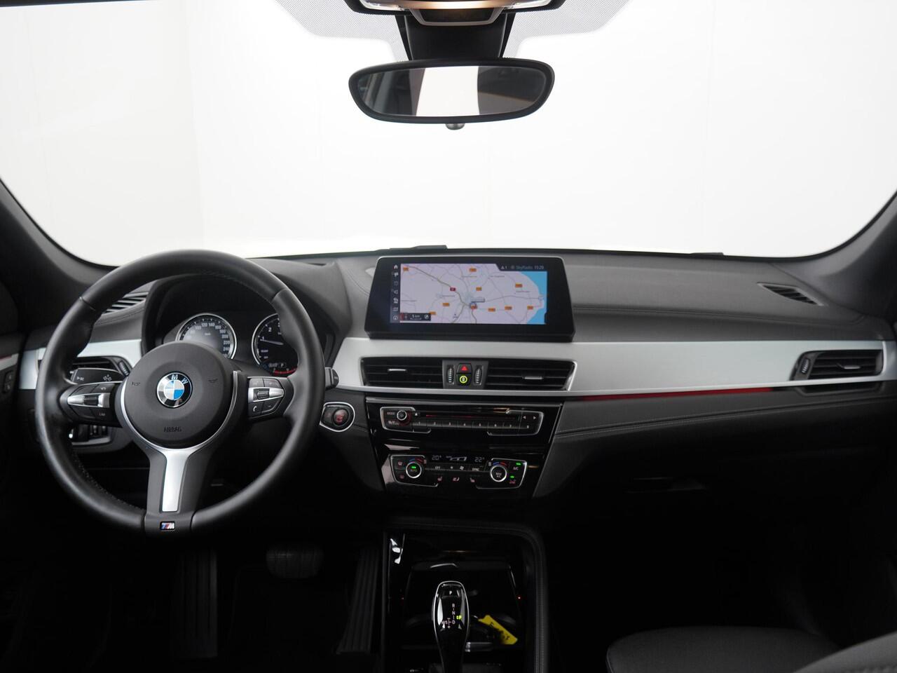 BMW X1 sDrive20i VDL Nedcar Edition | Trekhaak | Stoelverwarming | Head-up Display | Achteruitrijcamera
