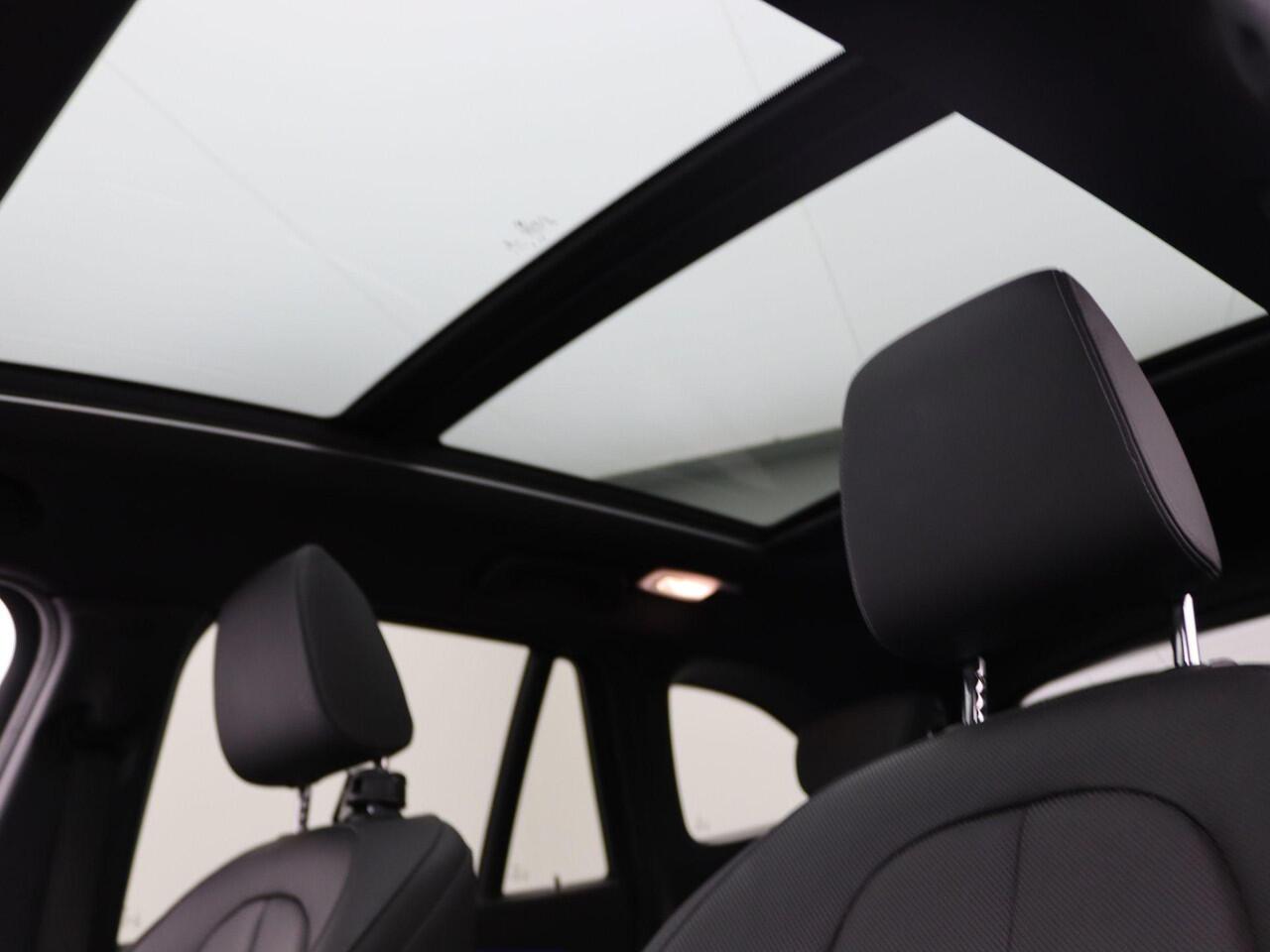 BMW X1 sDrive20i High Executive | xLine | Audio Media Pack | Parking Pack | Grotere brandstoftank | Achteruitrijcamera | Panoramadak | Head-Up Display | DAB | HiFi | 19''