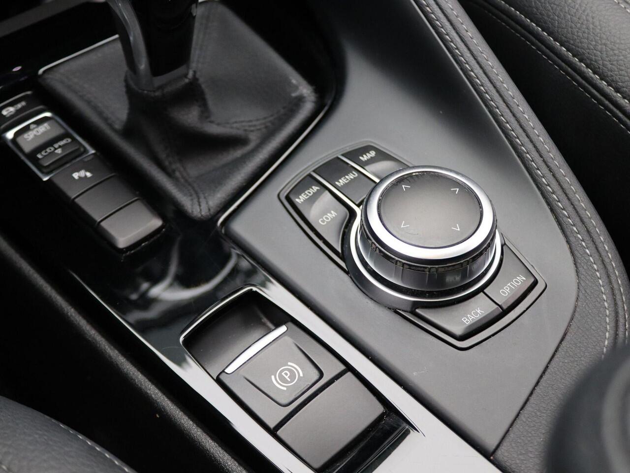 BMW X1 sDrive20i High Executive | xLine | Audio Media Pack | Parking Pack | Grotere brandstoftank | Achteruitrijcamera | Panoramadak | Head-Up Display | DAB | HiFi | 19''