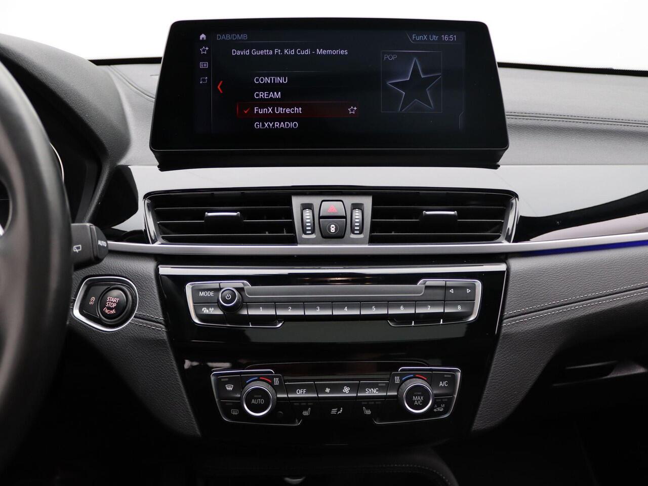 BMW X1 sDrive20i High Executive | xLine | Audio Media Pack | Parking Pack | Grotere brandstoftank | Achteruitrijcamera | Panoramadak | Head-Up Display | DAB | HiFi | 19''