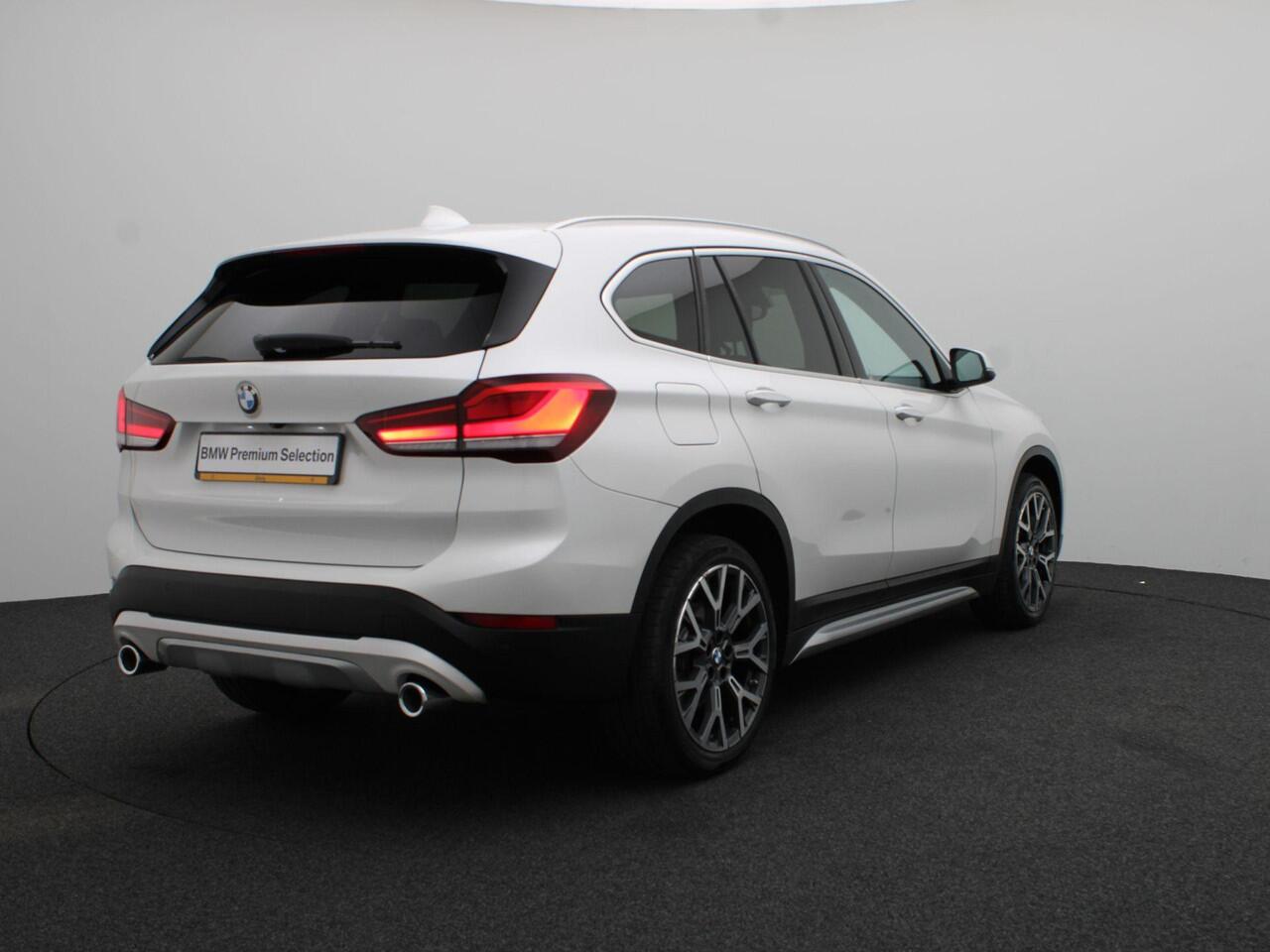 BMW X1 sDrive20i High Executive | xLine | Audio Media Pack | Parking Pack | Grotere brandstoftank | Achteruitrijcamera | Panoramadak | Head-Up Display | DAB | HiFi | 19''