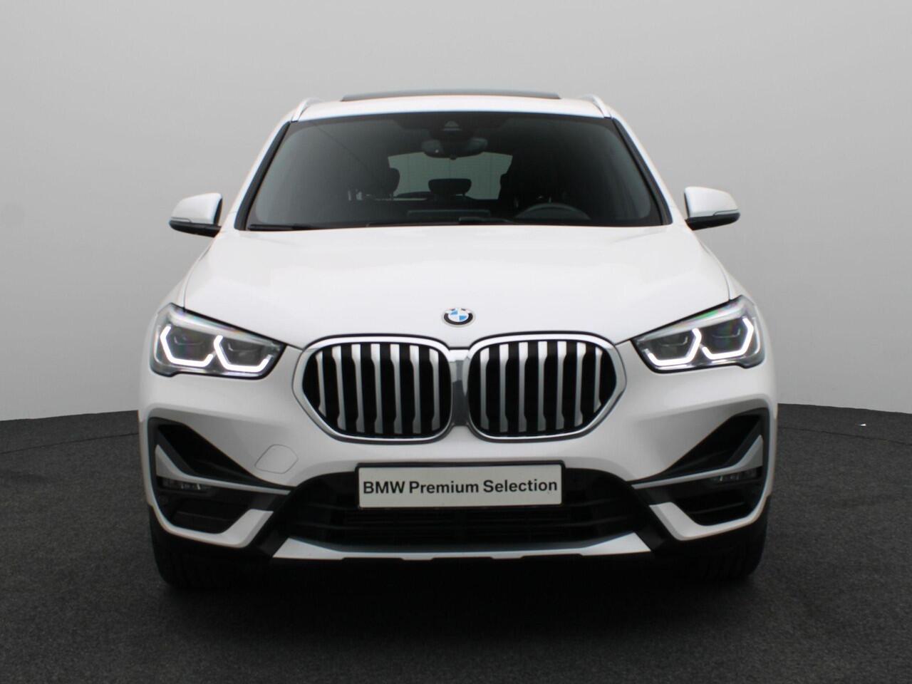 BMW X1 sDrive20i High Executive | xLine | Audio Media Pack | Parking Pack | Grotere brandstoftank | Achteruitrijcamera | Panoramadak | Head-Up Display | DAB | HiFi | 19''