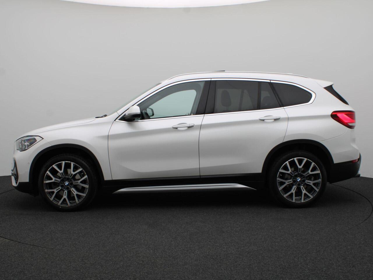 BMW X1 sDrive20i High Executive | xLine | Audio Media Pack | Parking Pack | Grotere brandstoftank | Achteruitrijcamera | Panoramadak | Head-Up Display | DAB | HiFi | 19''
