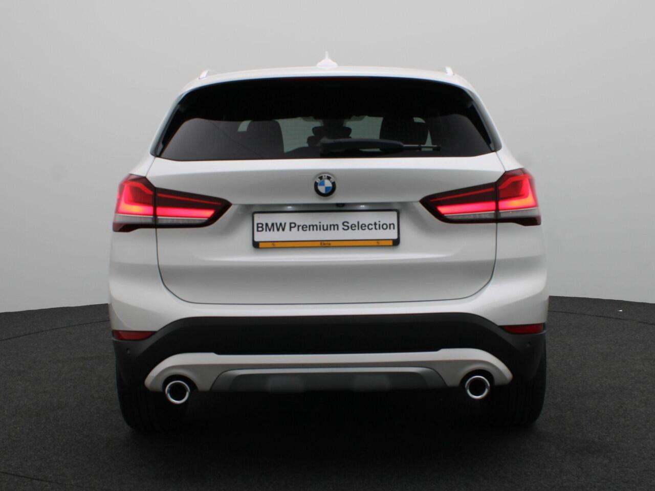 BMW X1 sDrive20i High Executive | xLine | Audio Media Pack | Parking Pack | Grotere brandstoftank | Achteruitrijcamera | Panoramadak | Head-Up Display | DAB | HiFi | 19''