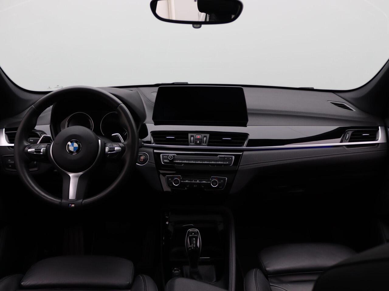 BMW X1 sDrive20i High Executive | xLine | Audio Media Pack | Parking Pack | Grotere brandstoftank | Achteruitrijcamera | Panoramadak | Head-Up Display | DAB | HiFi | 19''