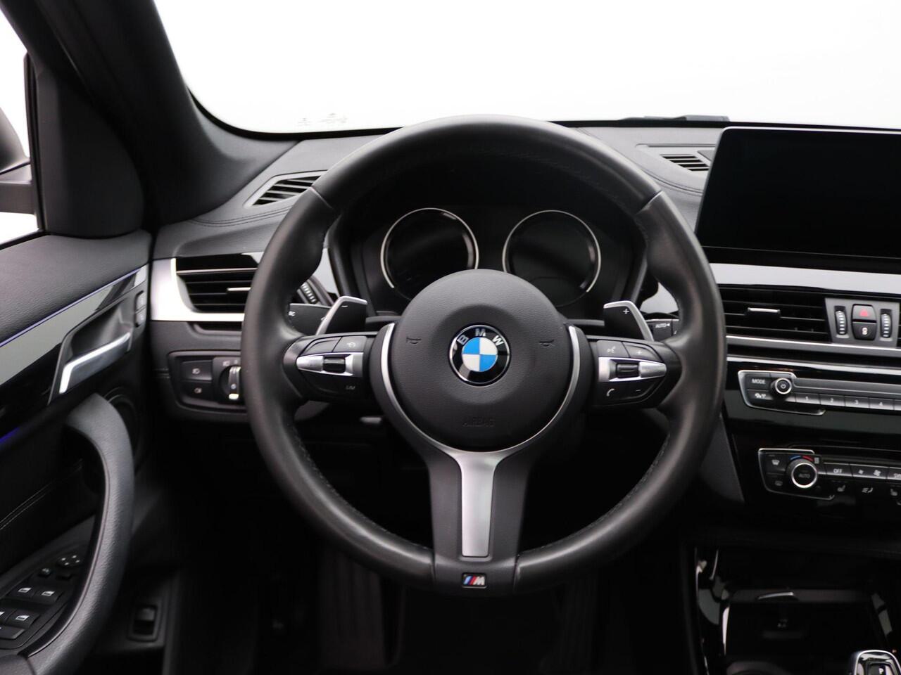 BMW X1 sDrive20i High Executive | xLine | Audio Media Pack | Parking Pack | Grotere brandstoftank | Achteruitrijcamera | Panoramadak | Head-Up Display | DAB | HiFi | 19''