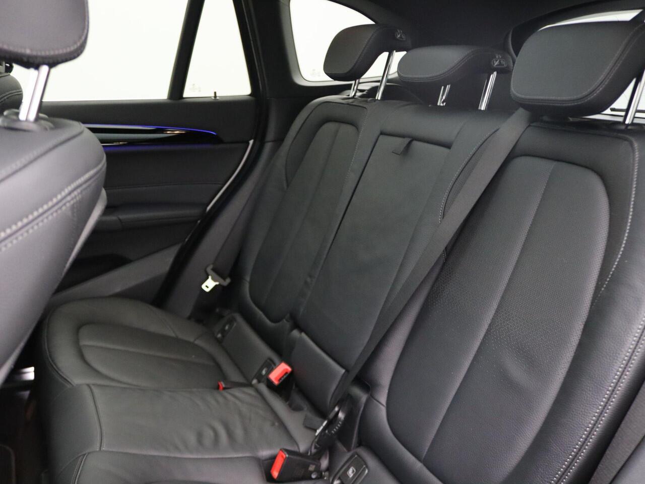 BMW X1 sDrive20i High Executive | xLine | Audio Media Pack | Parking Pack | Grotere brandstoftank | Achteruitrijcamera | Panoramadak | Head-Up Display | DAB | HiFi | 19''