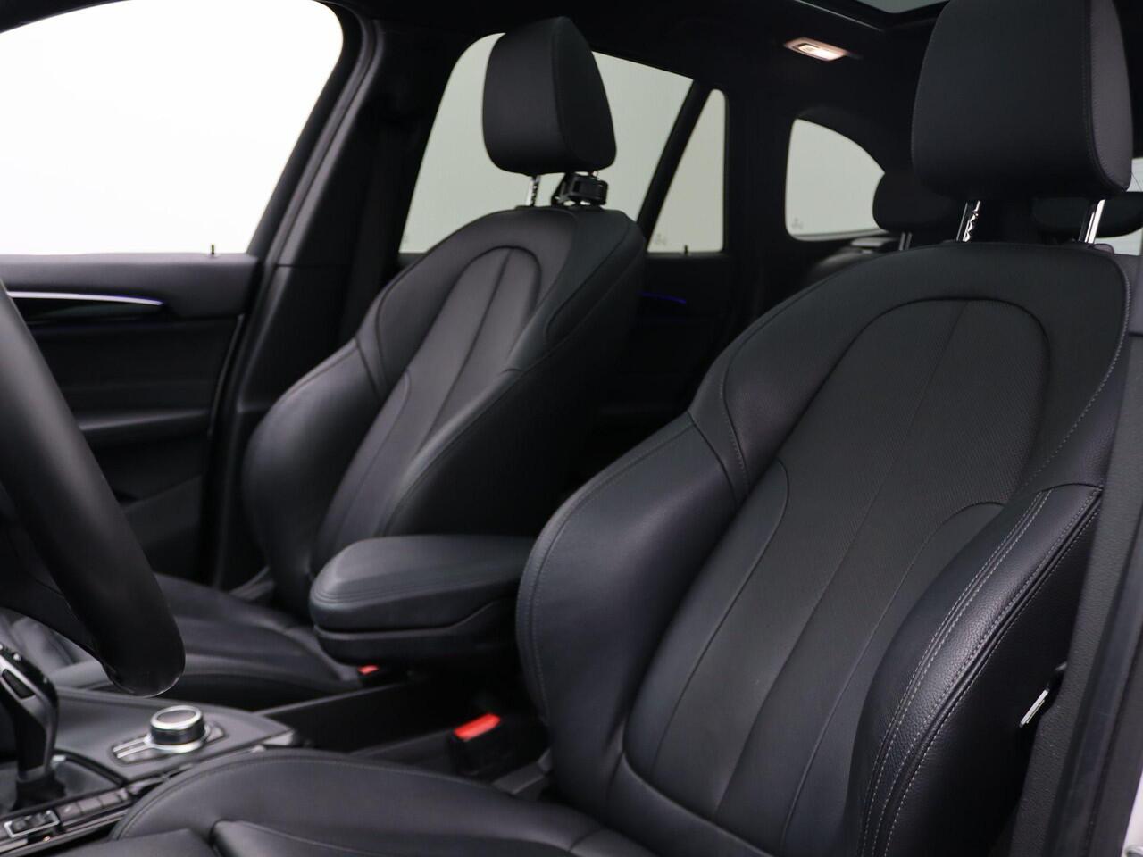 BMW X1 sDrive20i High Executive | xLine | Audio Media Pack | Parking Pack | Grotere brandstoftank | Achteruitrijcamera | Panoramadak | Head-Up Display | DAB | HiFi | 19''