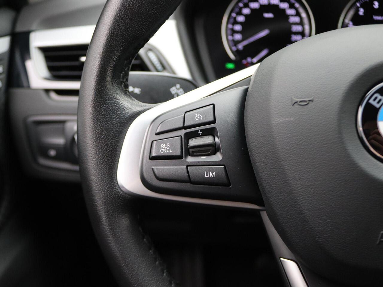 BMW X1 sDrive18i Achteruitrijcamera | Head-up Display | Afneembare Trekhaak | Navigatie Prof. | LM 17''