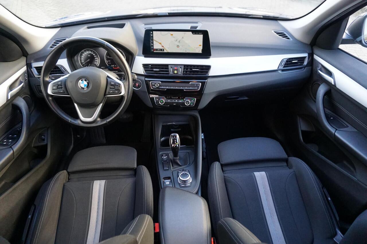 BMW X1 sDrive20i Executive Edition/Head-Up/Sportstoelen/ LED/Trekhaak.