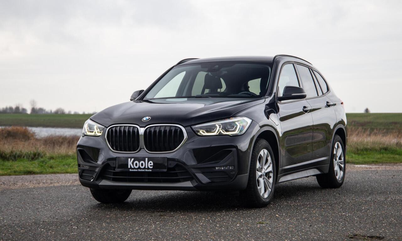 BMW X1 xDrive25e Executive CAMERA / CARPLAY / AUTOMAAT / LEDER / LED / CRUISE CONTROLE / STOELVERWARMING