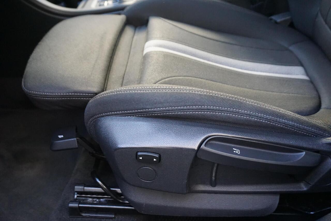 BMW X1 sDrive20i Executive Edition/Head-Up/Sportstoelen/ LED/Trekhaak.