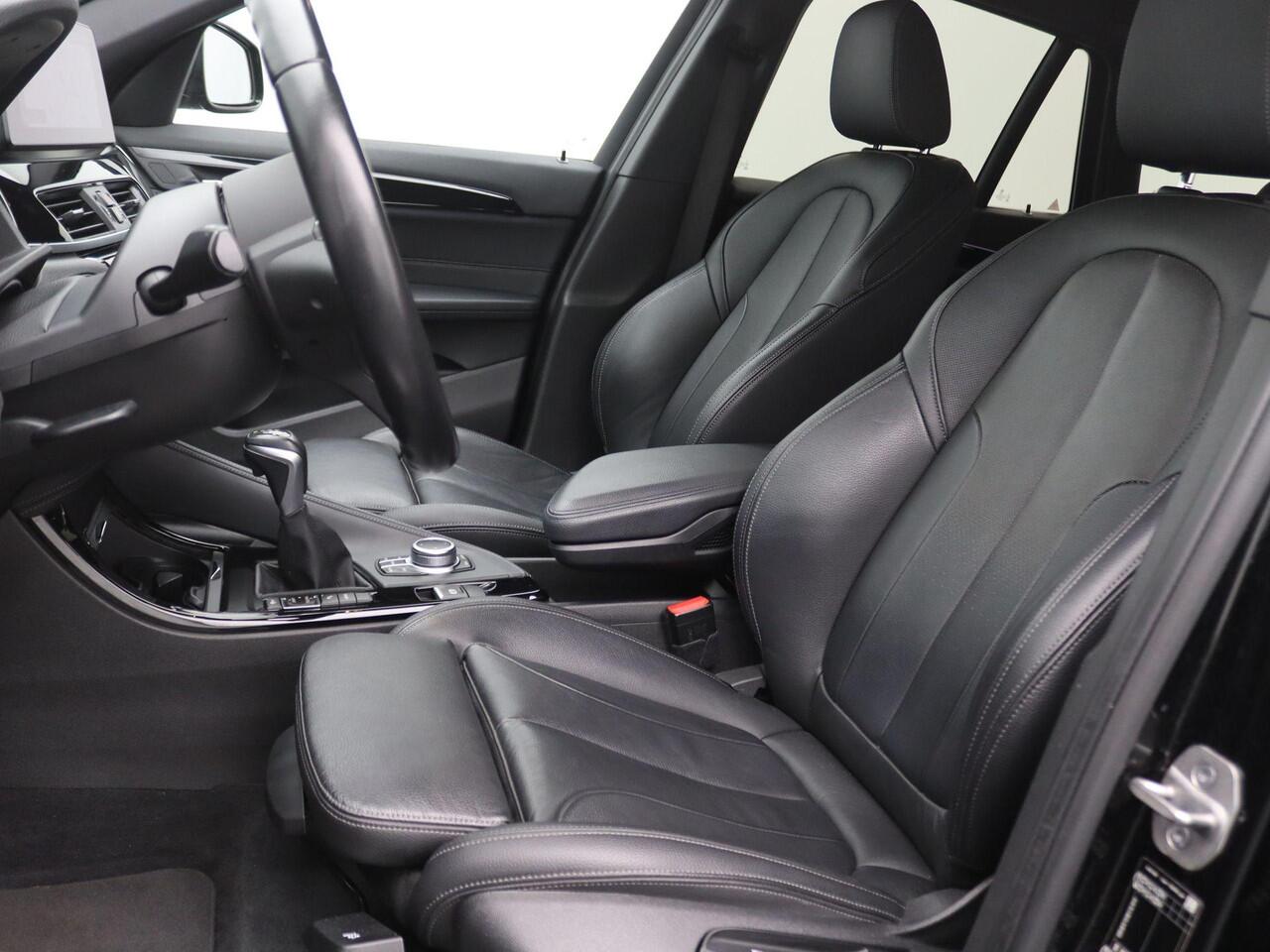 BMW X1 xDrive25e eDrive Edition 220PK Aut. SOH 88%, Pano-Schuifdak, M-Sport, Head-Up Display, Alarm, Trekhaak, 18" LM Velgen, Lederen Bekleding, Achteruitrijcamera, Stoelverwarming