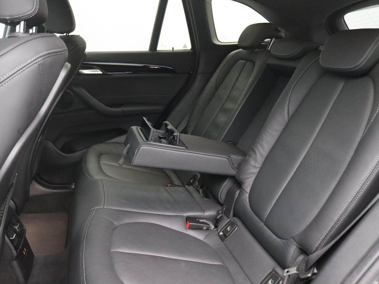 BMW X1 xDrive25e eDrive Edition 220PK Aut. SOH 88%, Pano-Schuifdak, M-Sport, Head-Up Display, Alarm, Trekhaak, 18" LM Velgen, Lederen Bekleding, Achteruitrijcamera, Stoelverwarming