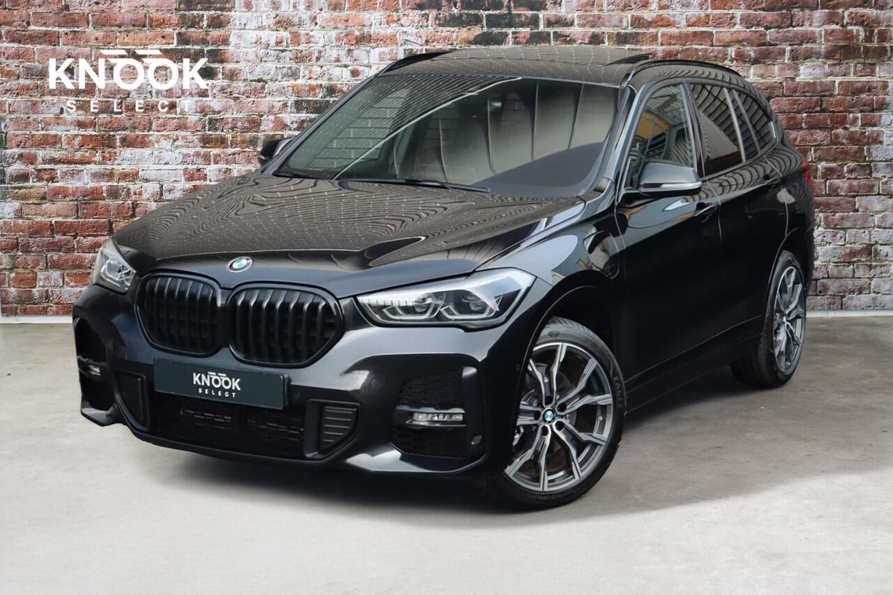 BMW X1 xDrive25e High Executive M Sport Pakket Automaat / Panoramadak / Trekhaak / Shadow Line / LED / Head-up Display / Sportstoelen / 19 Inch / Leder / Parkeersensoren voor+achter / Stoelverwarming / Harman Kardon / Achteruitrijcamera / Stuurwielverwarming / E