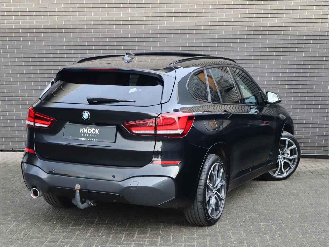 BMW X1 xDrive25e High Executive M Sport Pakket Automaat / Panoramadak / Trekhaak / Shadow Line / LED / Head-up Display / Sportstoelen / 19 Inch / Leder / Parkeersensoren voor+achter / Stoelverwarming / Harman Kardon / Achteruitrijcamera / Stuurwielverwarming / E