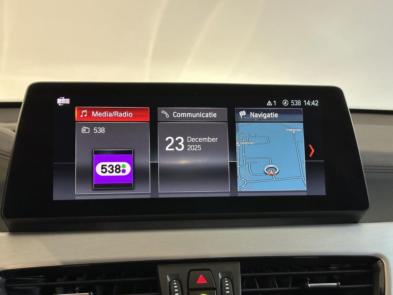 BMW X1 sDrive20i Business Edition Plus M SPORT | AUTOMAAT | NAVIGATIE | ACHTERUITRIJCAMERA | PARKEERSENSOREN VOOR-/ACHTER | STOEL-/STUURVERWARMING