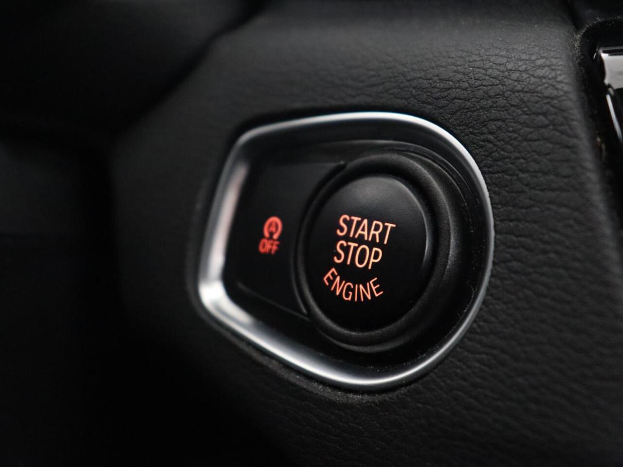 BMW X1 sDrive20i Executive | Sportstoelen | Head-Up | Full LED | Navigatie | DAB | Climate control | Parkeerhulp | Cruise control | Bluetooth