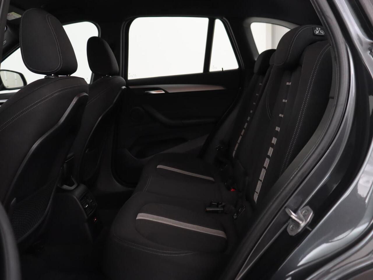 BMW X1 sDrive20i Executive | Sportstoelen | Head-Up | Full LED | Navigatie | DAB | Climate control | Parkeerhulp | Cruise control | Bluetooth