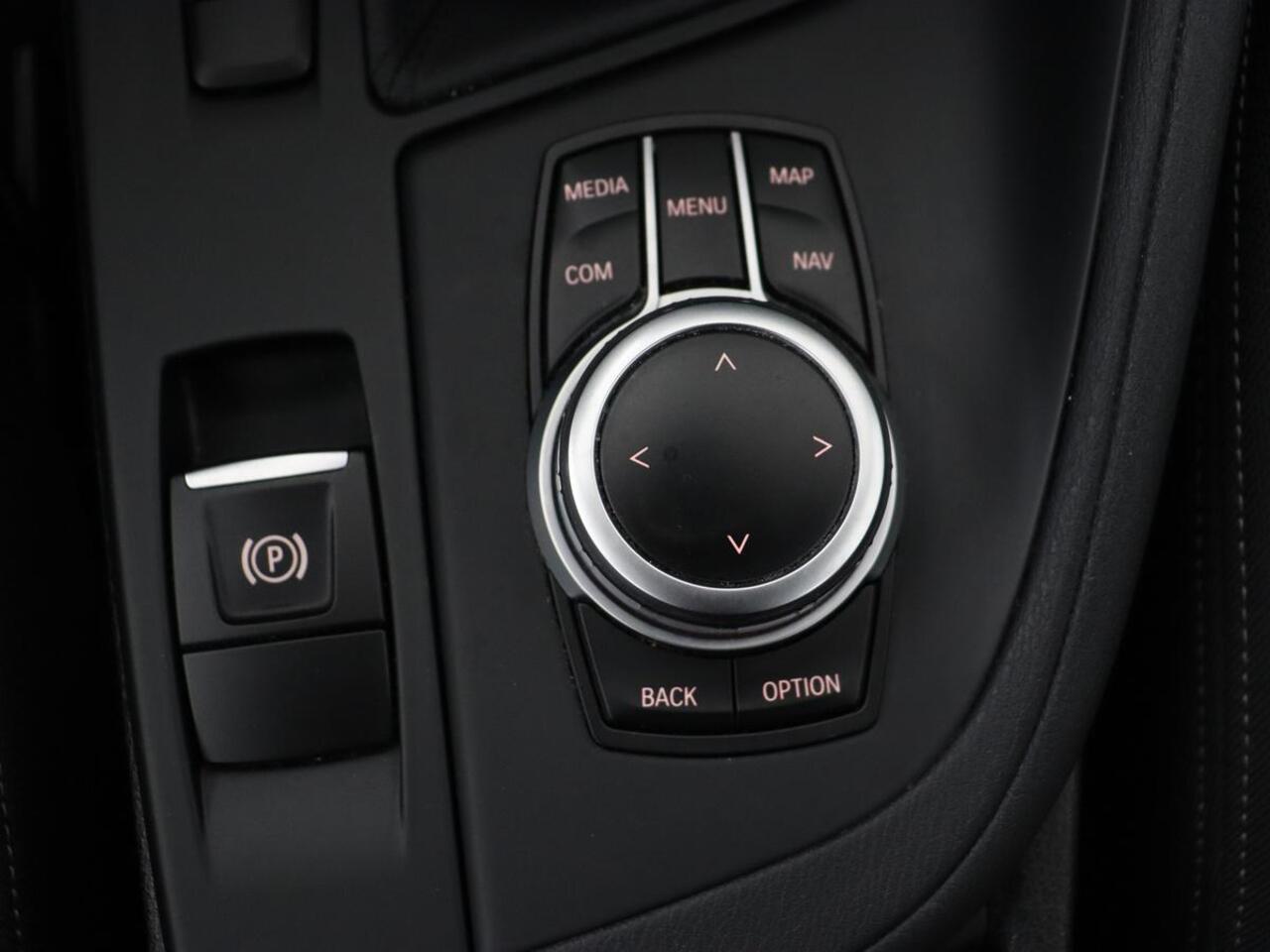 BMW X1 sDrive20i Executive | Sportstoelen | Head-Up | Full LED | Navigatie | DAB | Climate control | Parkeerhulp | Cruise control | Bluetooth