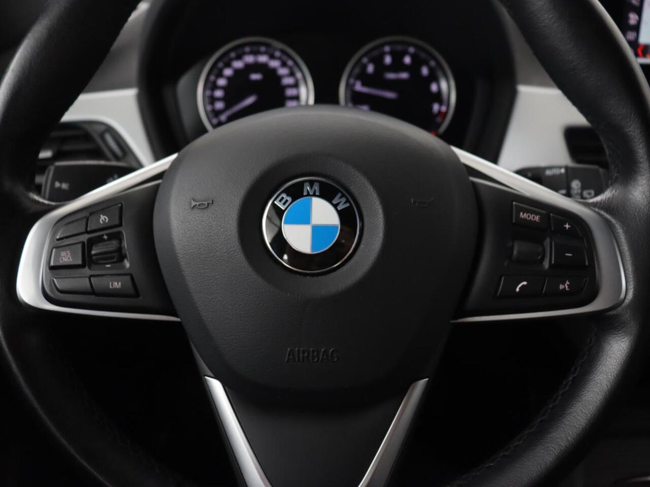 BMW X1 sDrive20i Executive | Sportstoelen | Head-Up | Full LED | Navigatie | DAB | Climate control | Parkeerhulp | Cruise control | Bluetooth