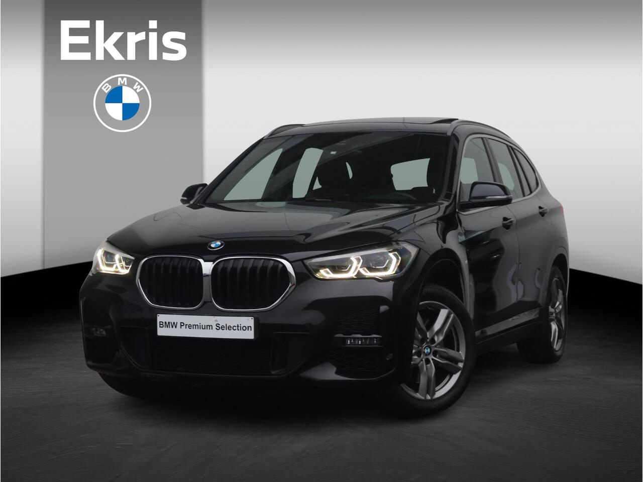 BMW X1 sDrive20i High Executive Edition M Sportpakket / Glazen Panoramadak / Stoelverwarming / Parkeersensoren voor en achter / Head-Up Display / Climate Control / Cruise Control
