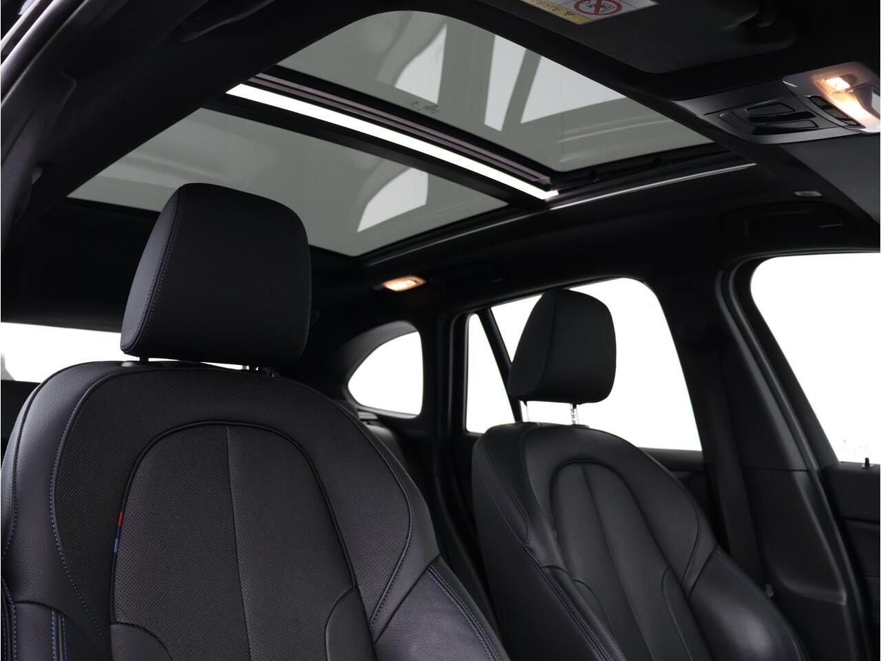 BMW X1 sDrive20i High Executive Edition M Sportpakket / Glazen Panoramadak / Stoelverwarming / Parkeersensoren voor en achter / Head-Up Display / Climate Control / Cruise Control