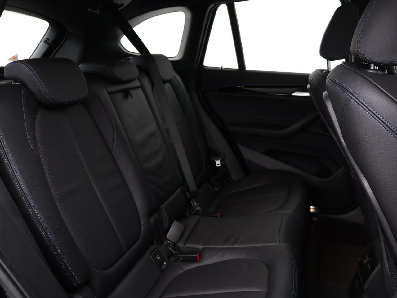 BMW X1 sDrive20i High Executive Edition M Sportpakket / Glazen Panoramadak / Stoelverwarming / Parkeersensoren voor en achter / Head-Up Display / Climate Control / Cruise Control