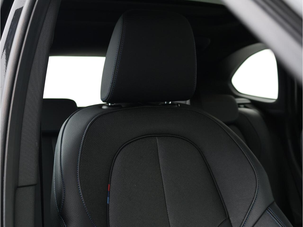 BMW X1 sDrive20i High Executive Edition M Sportpakket / Glazen Panoramadak / Stoelverwarming / Parkeersensoren voor en achter / Head-Up Display / Climate Control / Cruise Control