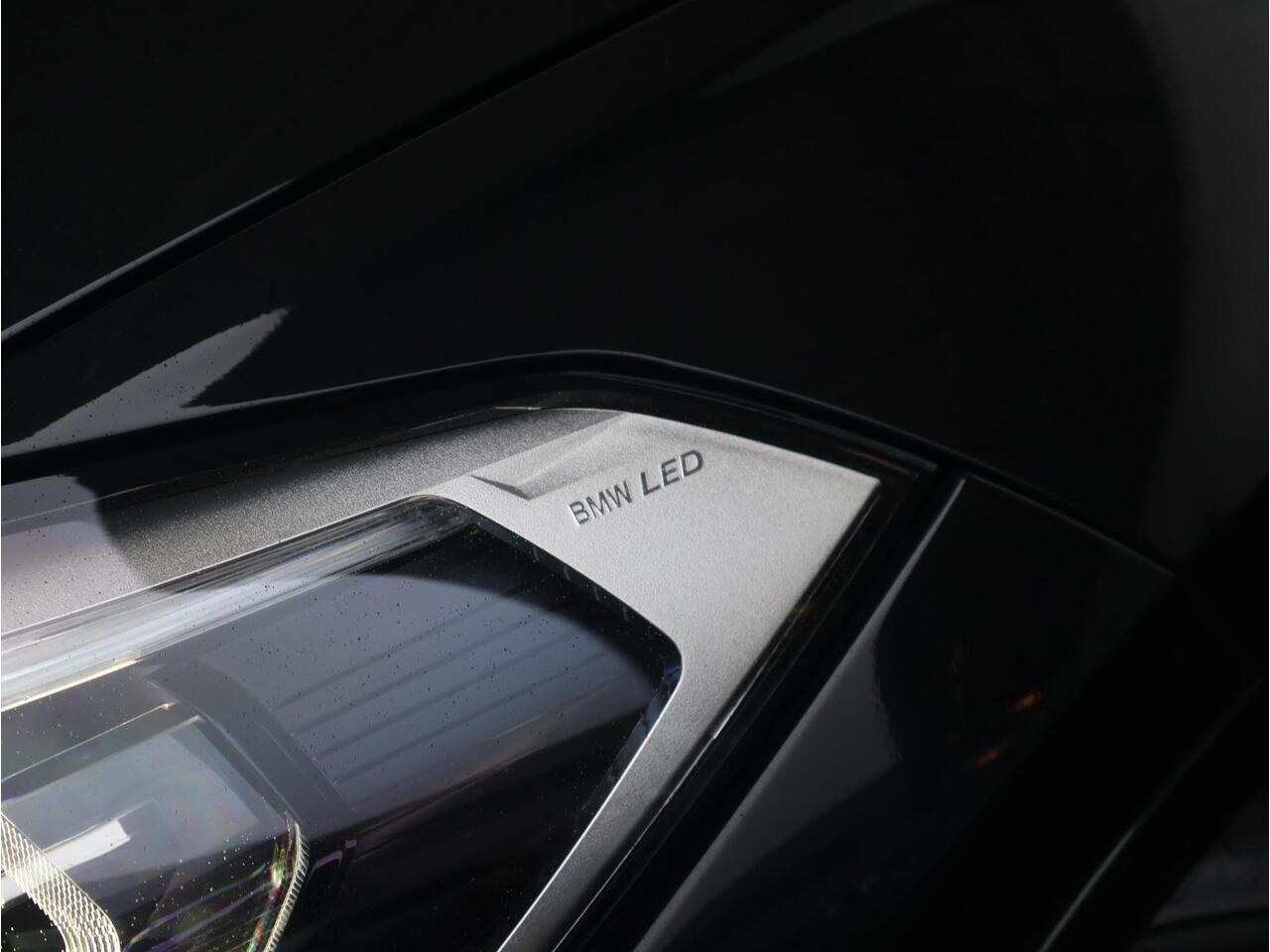 BMW X1 sDrive20i High Executive Edition M Sportpakket / Glazen Panoramadak / Stoelverwarming / Parkeersensoren voor en achter / Head-Up Display / Climate Control / Cruise Control