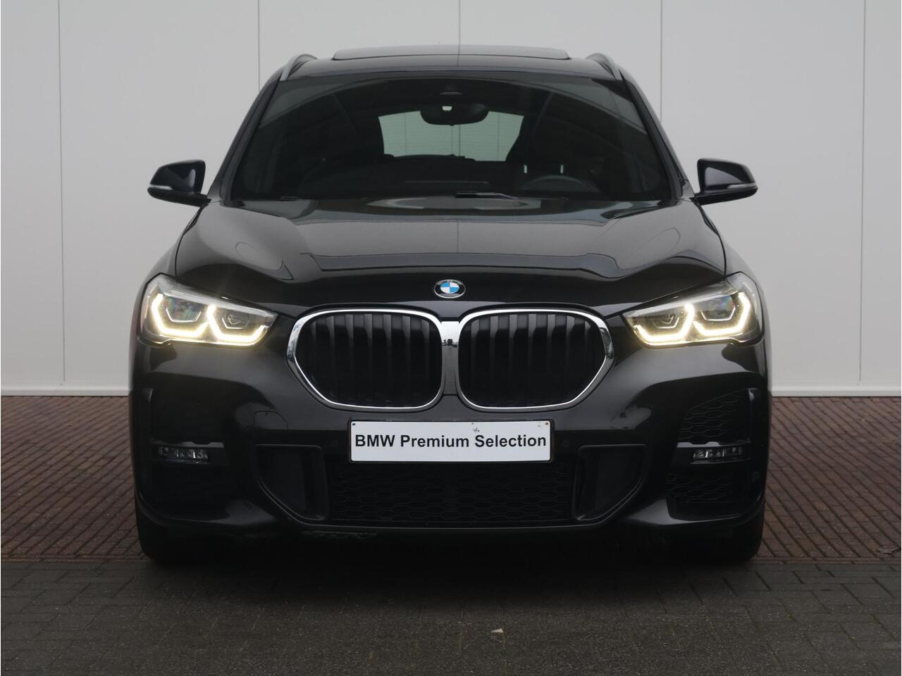 BMW X1 sDrive20i High Executive Edition M Sportpakket / Glazen Panoramadak / Stoelverwarming / Parkeersensoren voor en achter / Head-Up Display / Climate Control / Cruise Control