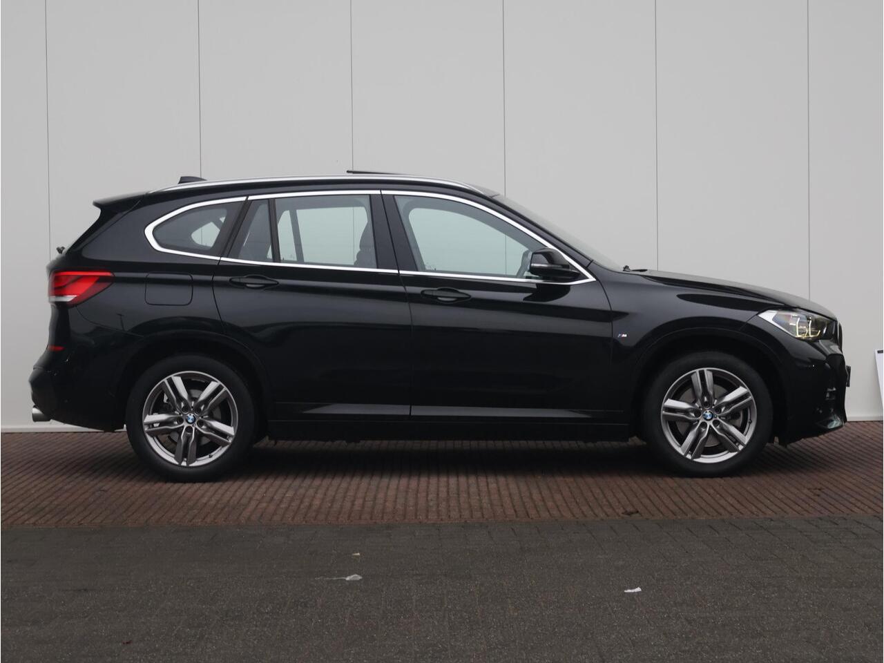 BMW X1 sDrive20i High Executive Edition M Sportpakket / Glazen Panoramadak / Stoelverwarming / Parkeersensoren voor en achter / Head-Up Display / Climate Control / Cruise Control