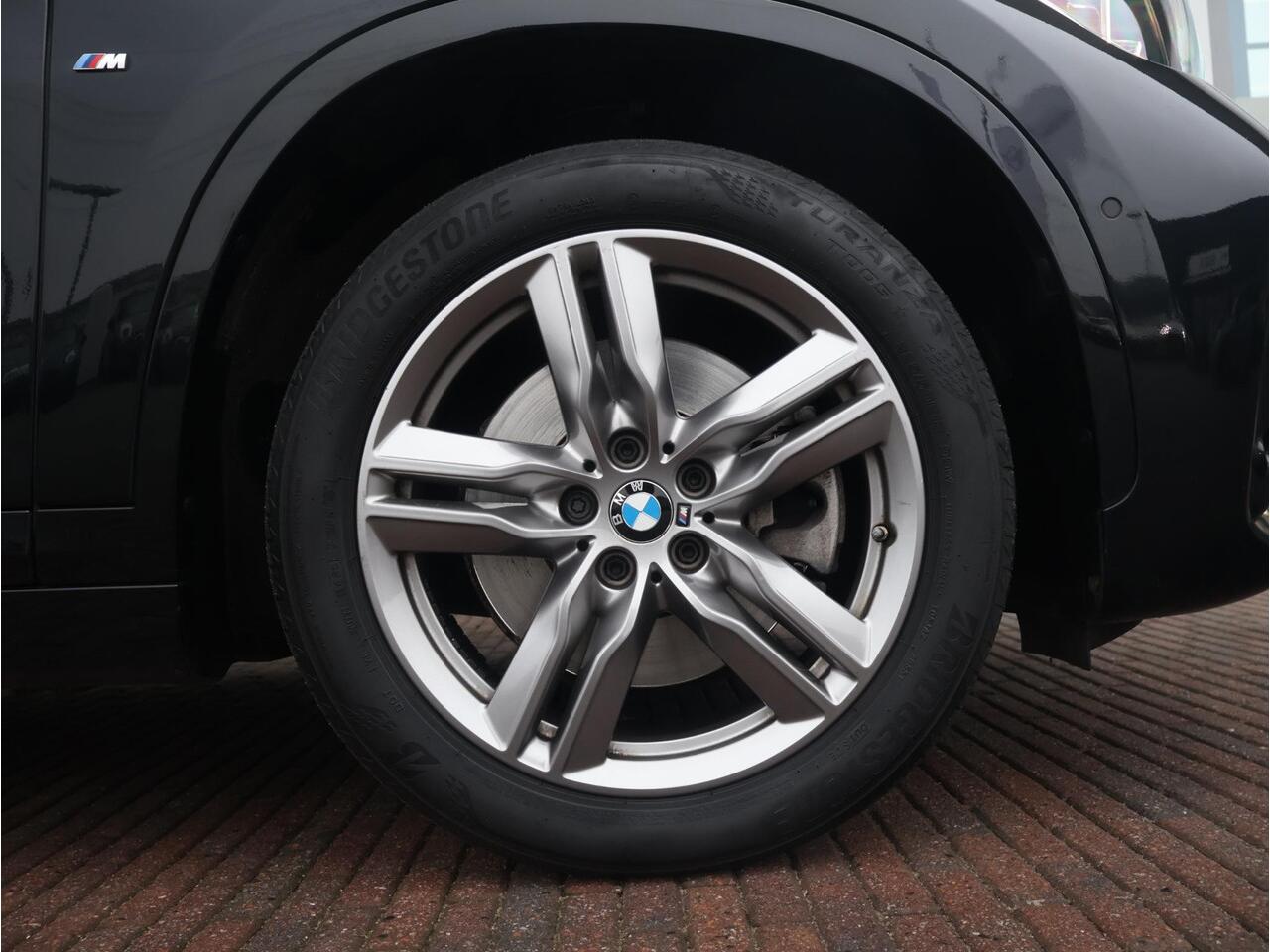 BMW X1 sDrive20i High Executive Edition M Sportpakket / Glazen Panoramadak / Stoelverwarming / Parkeersensoren voor en achter / Head-Up Display / Climate Control / Cruise Control