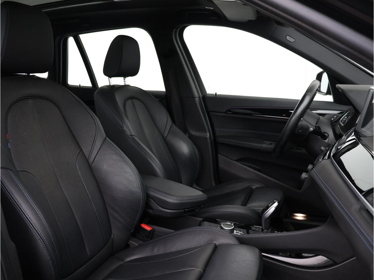 BMW X1 sDrive20i High Executive Edition M Sportpakket / Glazen Panoramadak / Stoelverwarming / Parkeersensoren voor en achter / Head-Up Display / Climate Control / Cruise Control