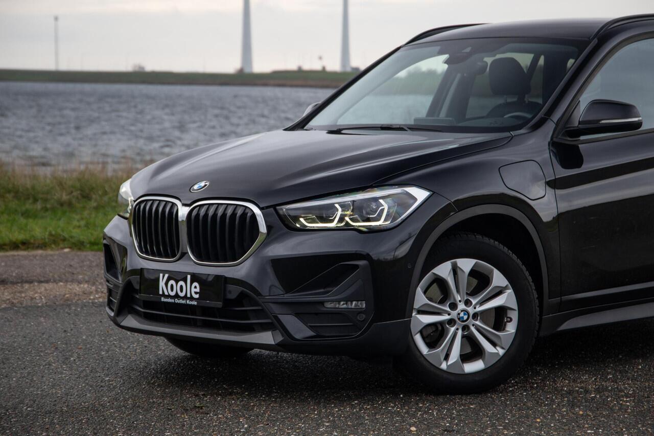 BMW X1 xDrive25e Executive CAMERA / CARPLAY / HEAD UP DISPLAY / LEDER / LED / CRUISE CONTROLE / STOELVERWARMING