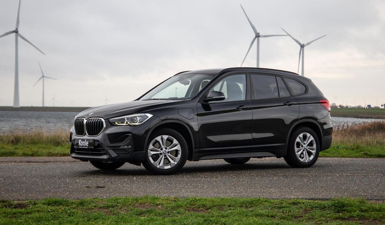 BMW X1 xDrive25e Executive CAMERA / CARPLAY / AUTOMAAT / LEDER / LED / CRUISE CONTROLE / STOELVERWARMING