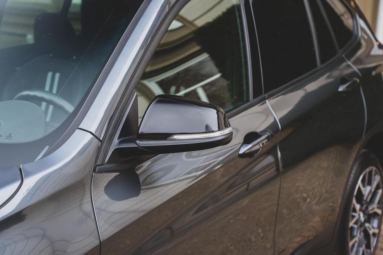 BMW X1 sDrive20i High Executive TREKHAAK | PANO | CAMERA | HUD | 19 INCH | 1E EIGN