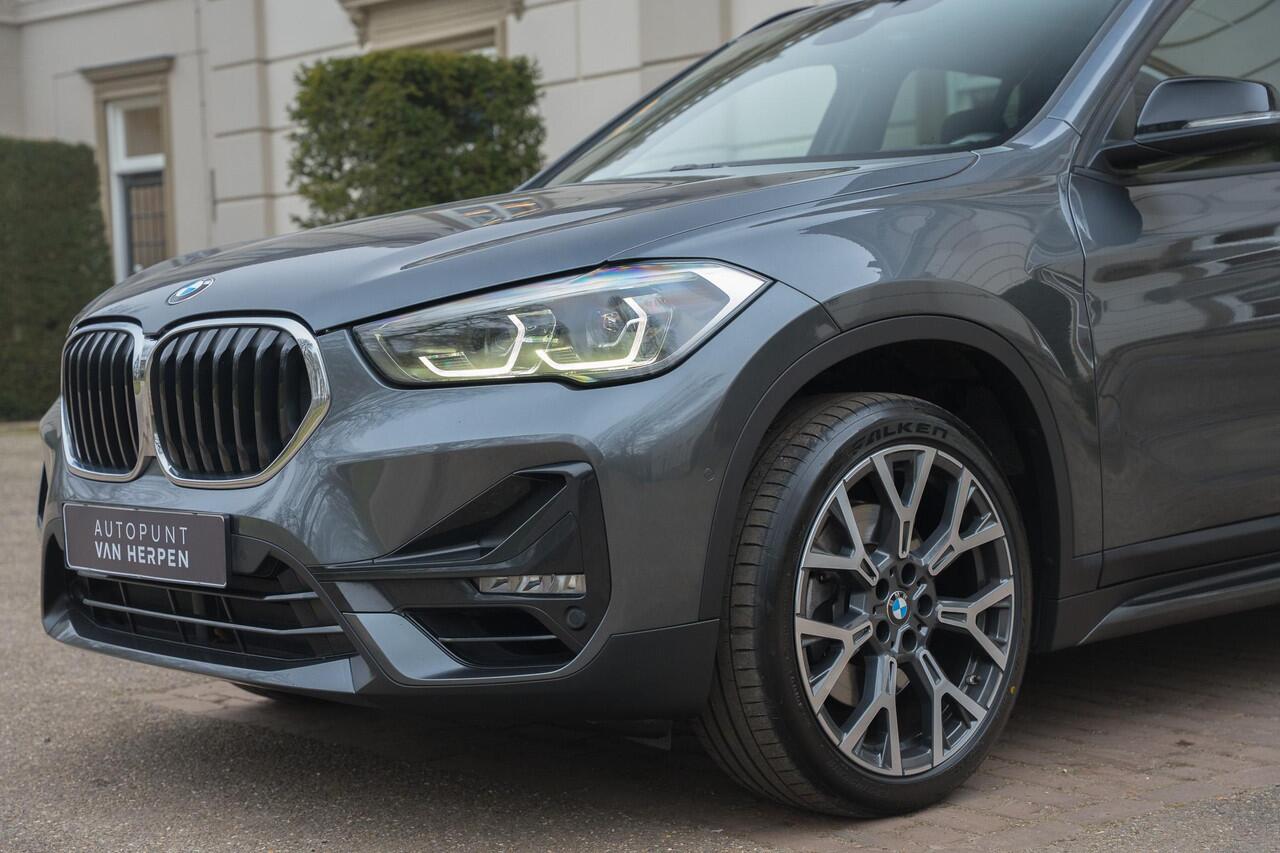 BMW X1 sDrive20i High Executive TREKHAAK | PANO | CAMERA | HUD | 19 INCH | 1E EIGN
