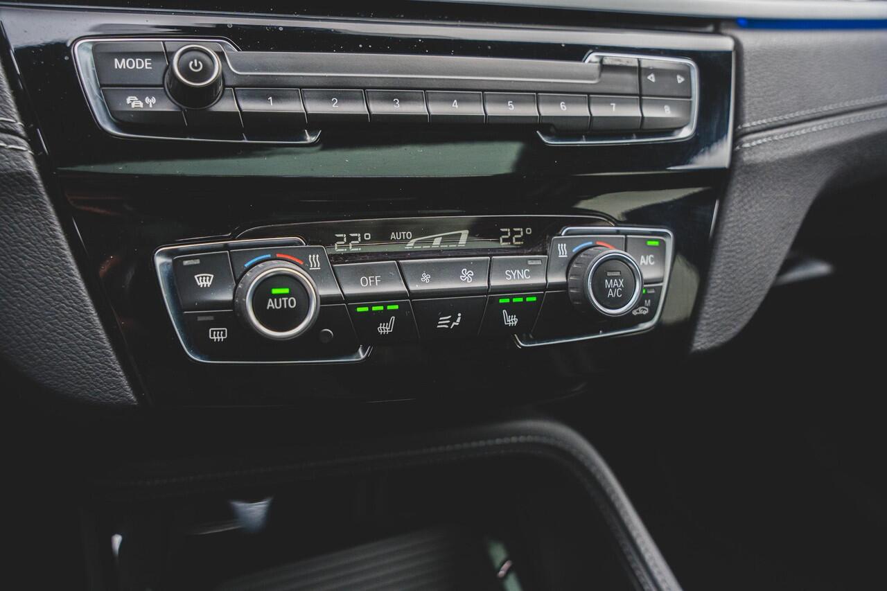 BMW X1 sDrive20i High Executive TREKHAAK | PANO | CAMERA | HUD | 19 INCH | 1E EIGN