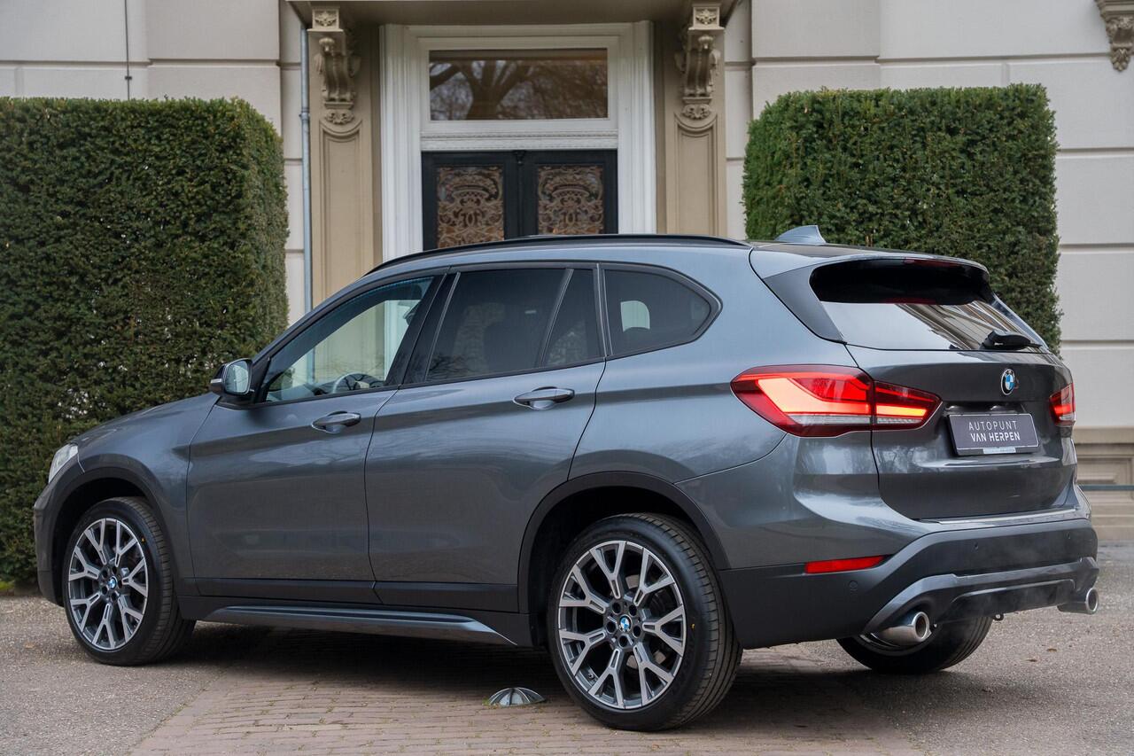 BMW X1 sDrive20i High Executive TREKHAAK | PANO | CAMERA | HUD | 19 INCH | 1E EIGN