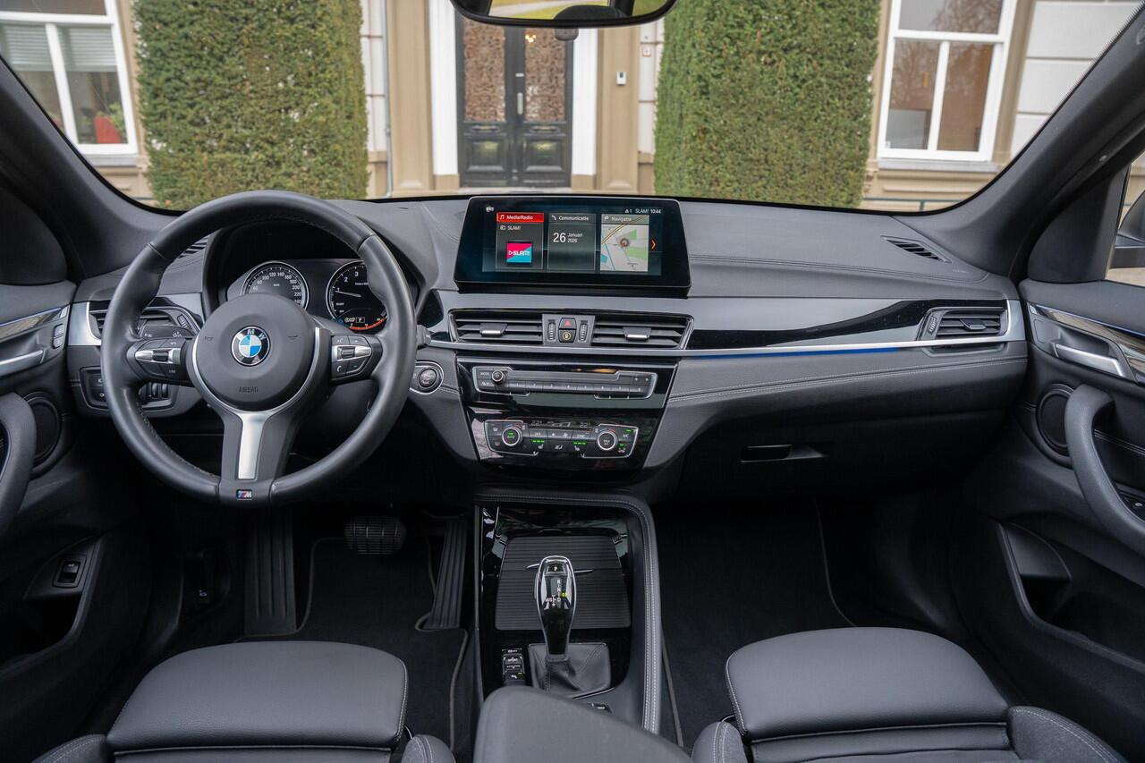 BMW X1 sDrive20i High Executive TREKHAAK | PANO | CAMERA | HUD | 19 INCH | 1E EIGN