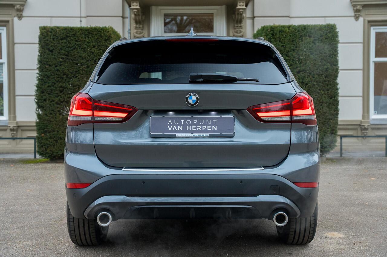 BMW X1 sDrive20i High Executive TREKHAAK | PANO | CAMERA | HUD | 19 INCH | 1E EIGN
