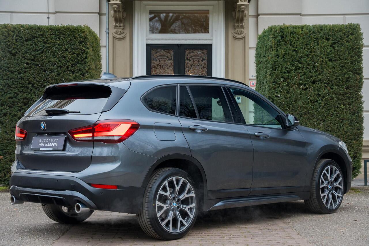 BMW X1 sDrive20i High Executive TREKHAAK | PANO | CAMERA | HUD | 19 INCH | 1E EIGN