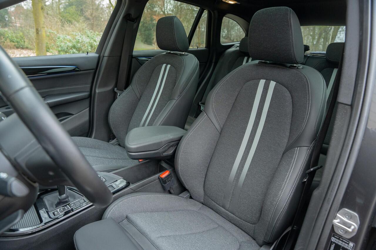 BMW X1 sDrive20i High Executive TREKHAAK | PANO | CAMERA | HUD | 19 INCH | 1E EIGN