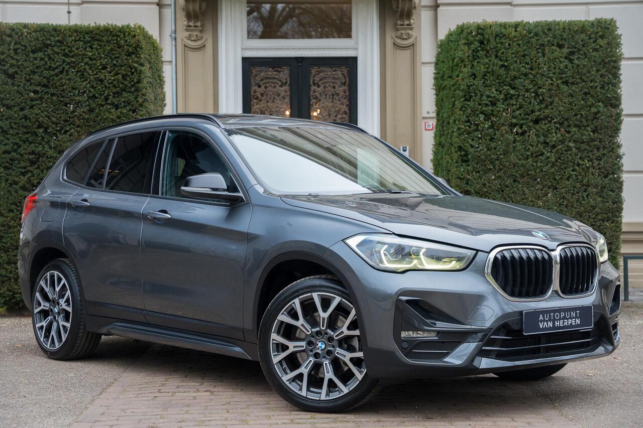 BMW X1 sDrive20i High Executive TREKHAAK | PANO | CAMERA | HUD | 19 INCH | 1E EIGN